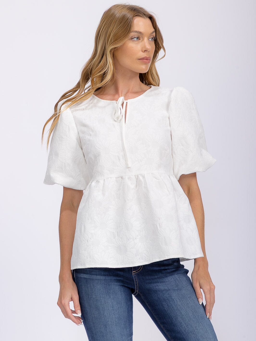 WOMEN'S SHORT PUFF SLEEVE V-NECK FLORAL DETAILED BLOUSE