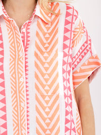 WOMEN'S SHORT SLEEVE FRONT POCKET BUTTON UP HIGH-LOW PRINT BLOUSE