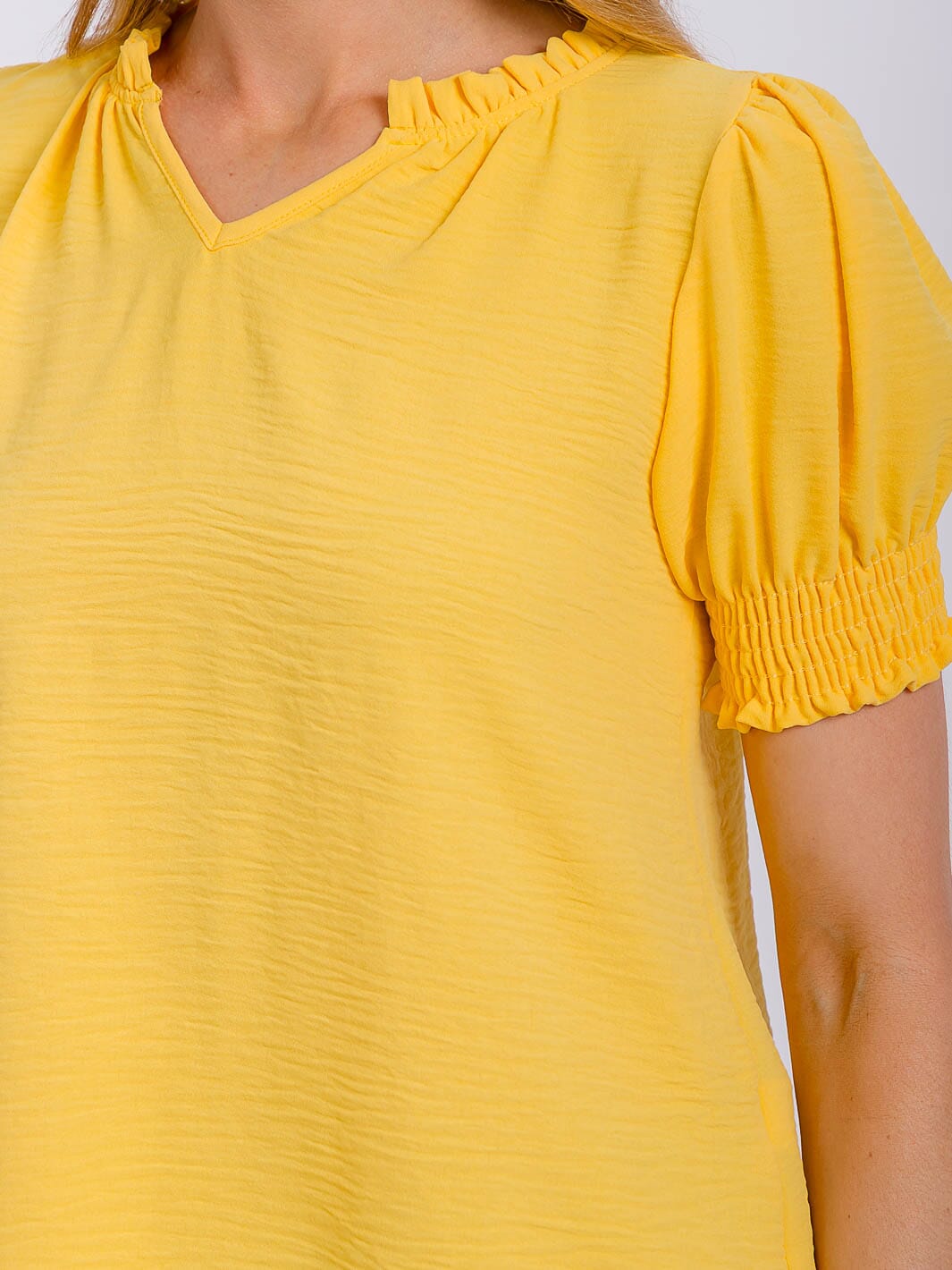 WOMEN'S SHORT PUFF SLEEVE V-NECK BLOUSE