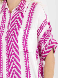 WOMEN'S SHORT SLEEVE FRONT POCKET BUTTON UP HIGH-LOW PRINT BLOUSE