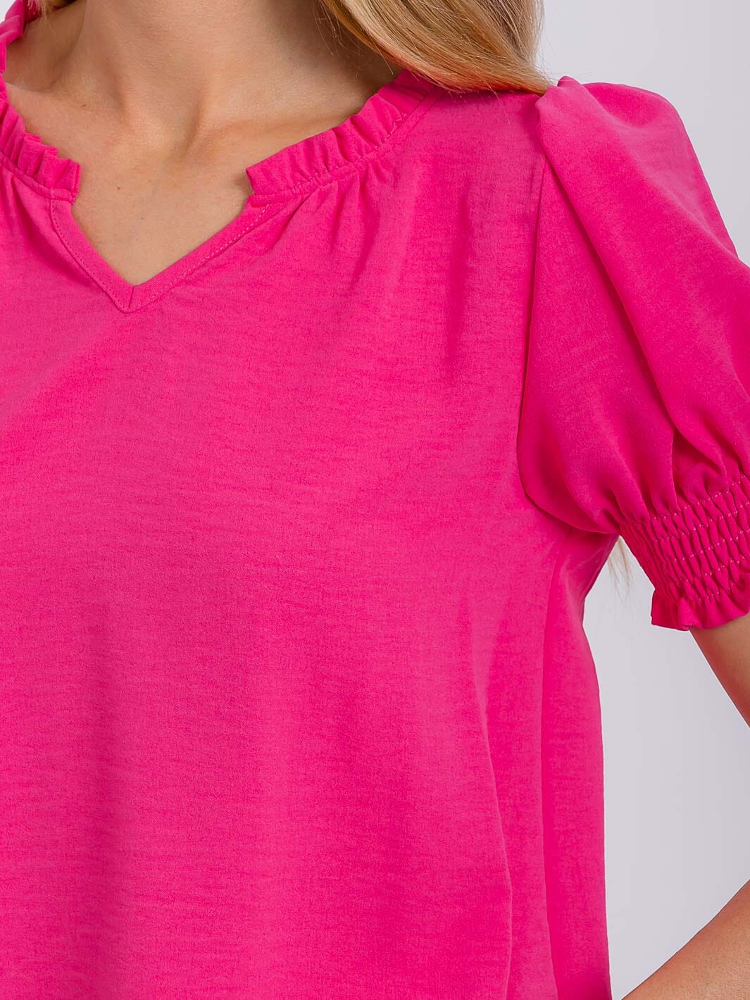 WOMEN'S SHORT PUFF SLEEVE V-NECK BLOUSE