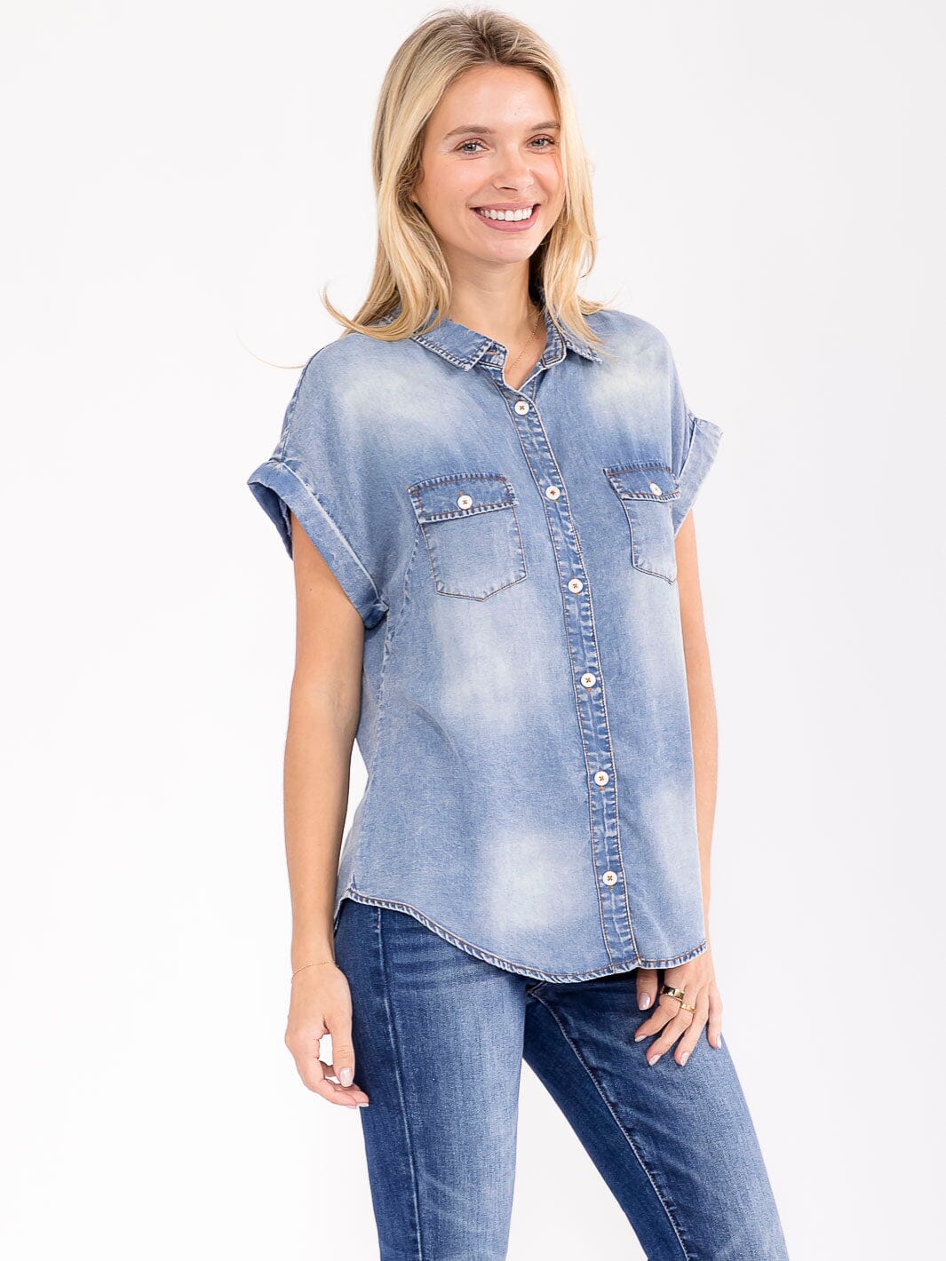 WOMEN'S SHORT SLEEVE FRONT POCKET BUTTON UP WASHED CHAMBRAY BLOUSE