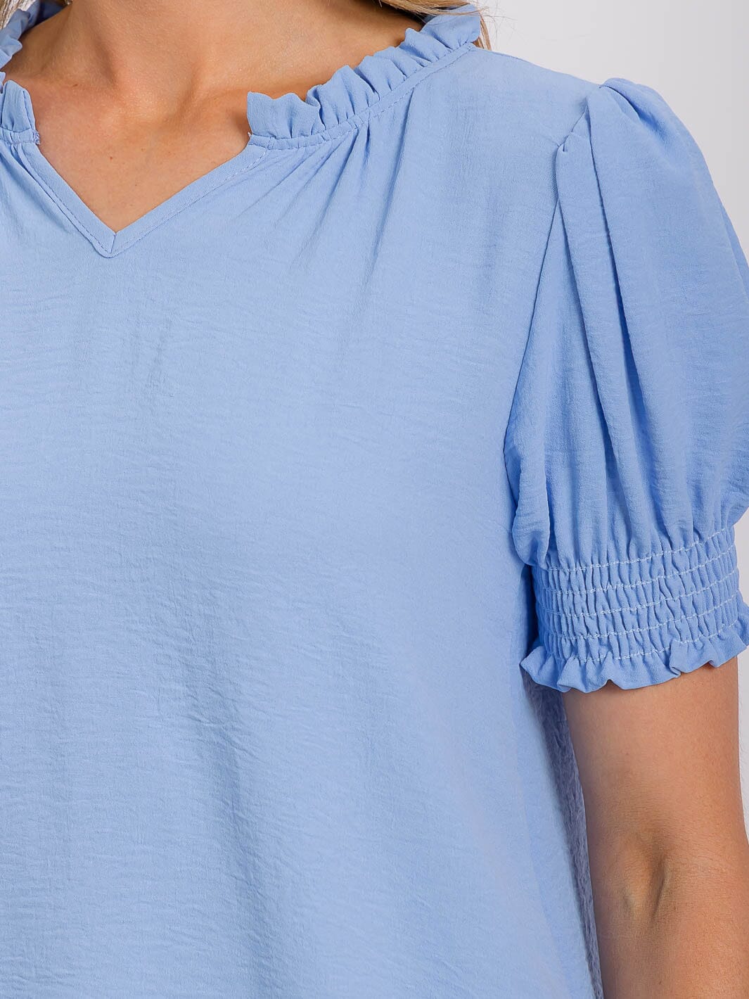 WOMEN'S SHORT PUFF SLEEVE V-NECK BLOUSE
