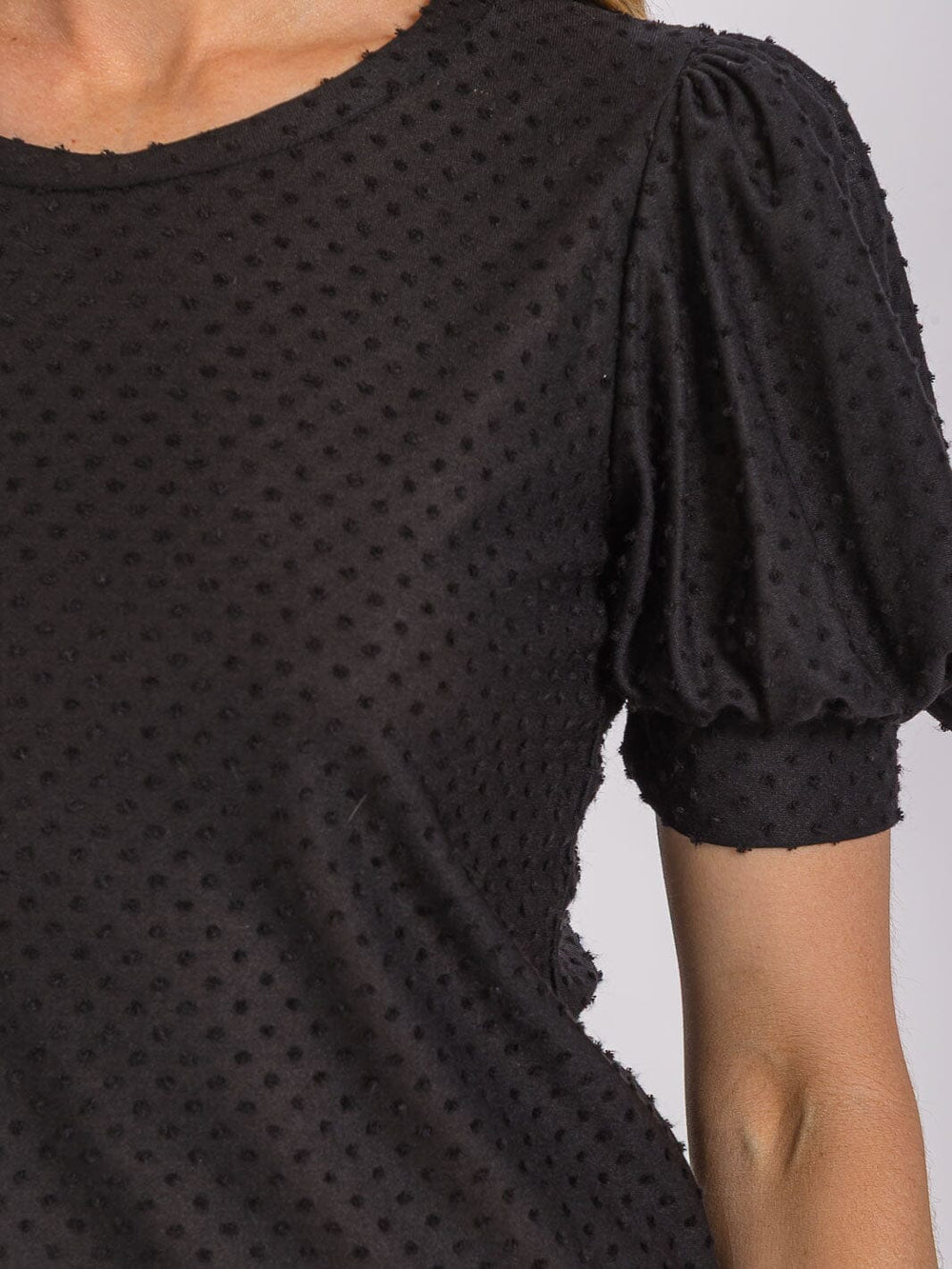 WOMEN'S SHORT PUFF SLEEVE SWISS DETAILED BLOUSE