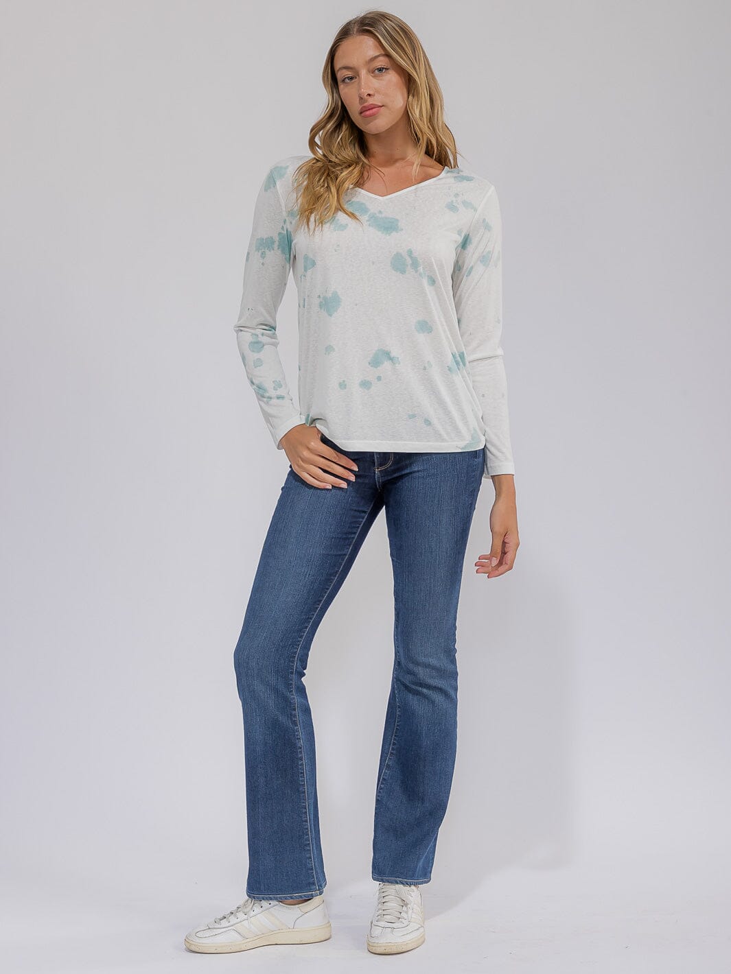 WOMEN'S LONG SLEEVE V-NECK BACK CROCHET DETAILED TIE DYE TOP