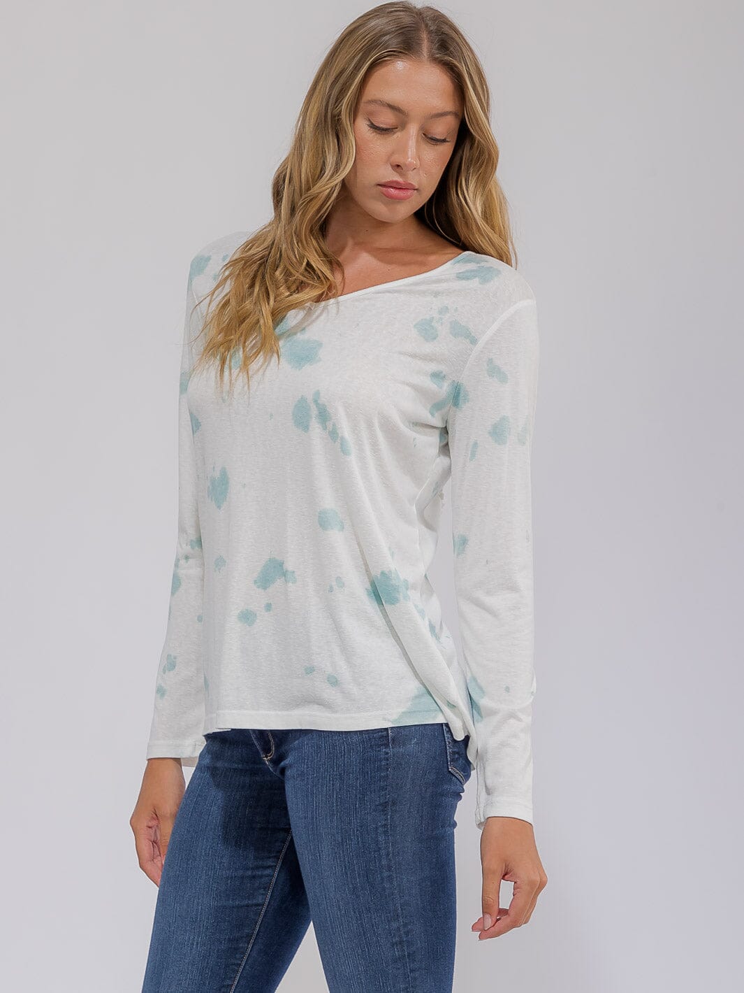 WOMEN'S LONG SLEEVE V-NECK BACK CROCHET DETAILED TIE DYE TOP