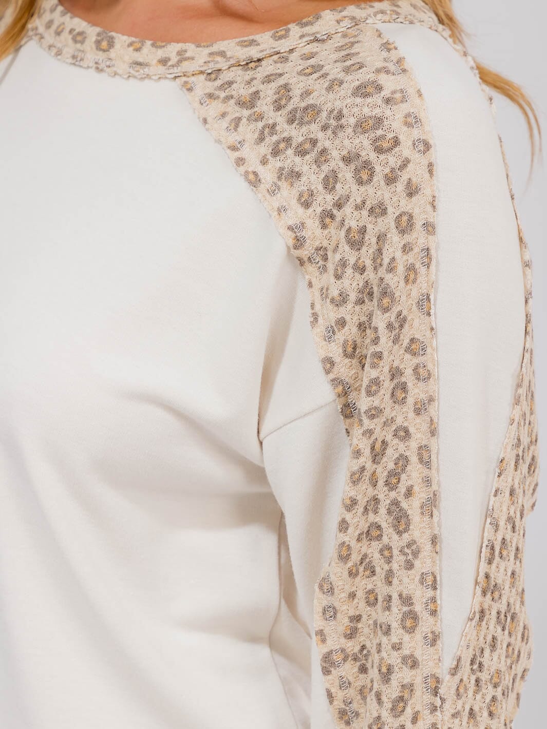 WOMEN'S LONG SLEEVE ANIMAL PRINT DETAILED TOP