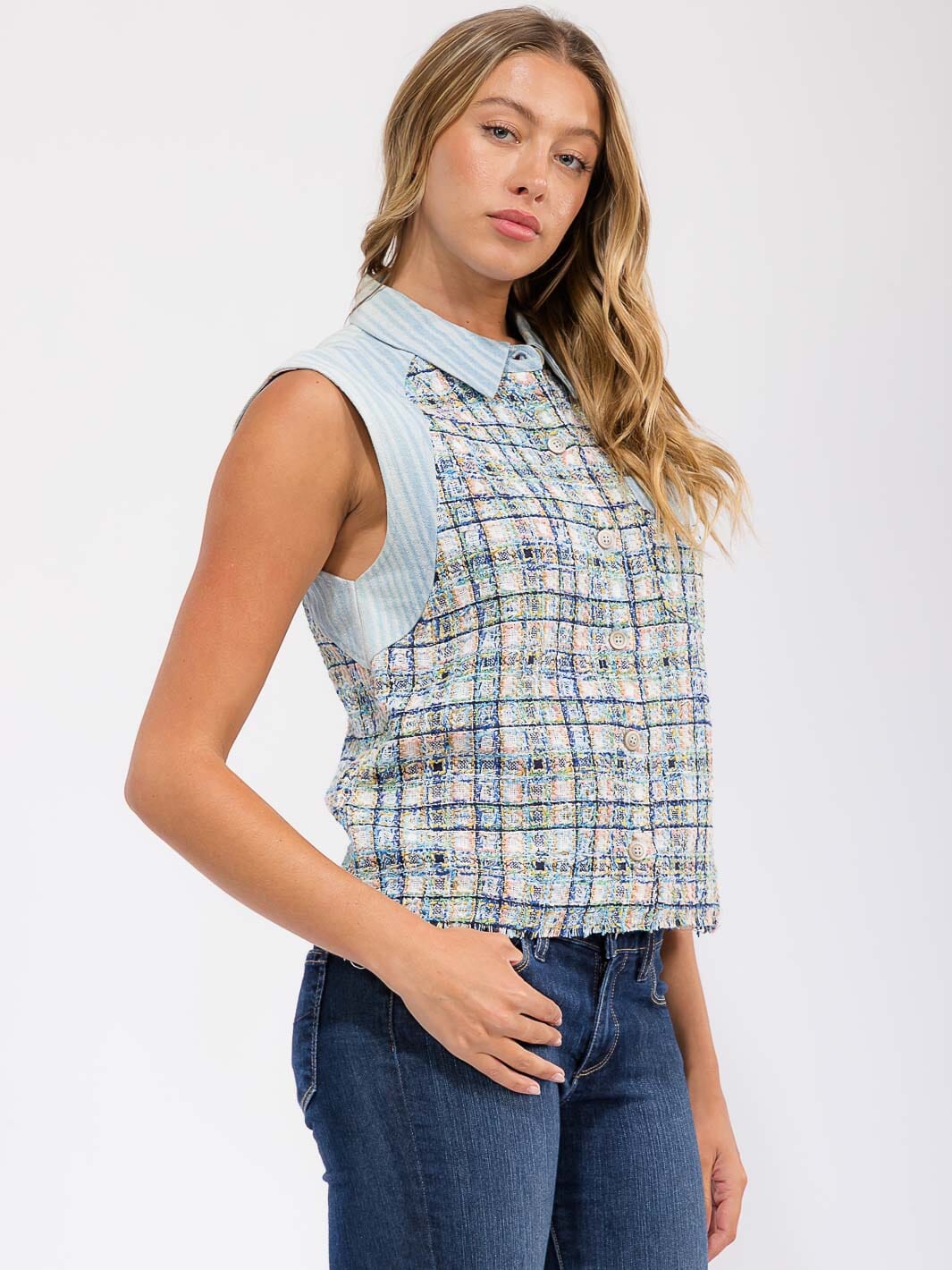 WOMEN'S SLEEVELESS BUTTON UP FRONT POCKET DENIM CONTRAST TOP