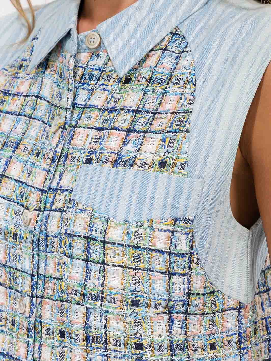 WOMEN'S SLEEVELESS BUTTON UP FRONT POCKET DENIM CONTRAST TOP