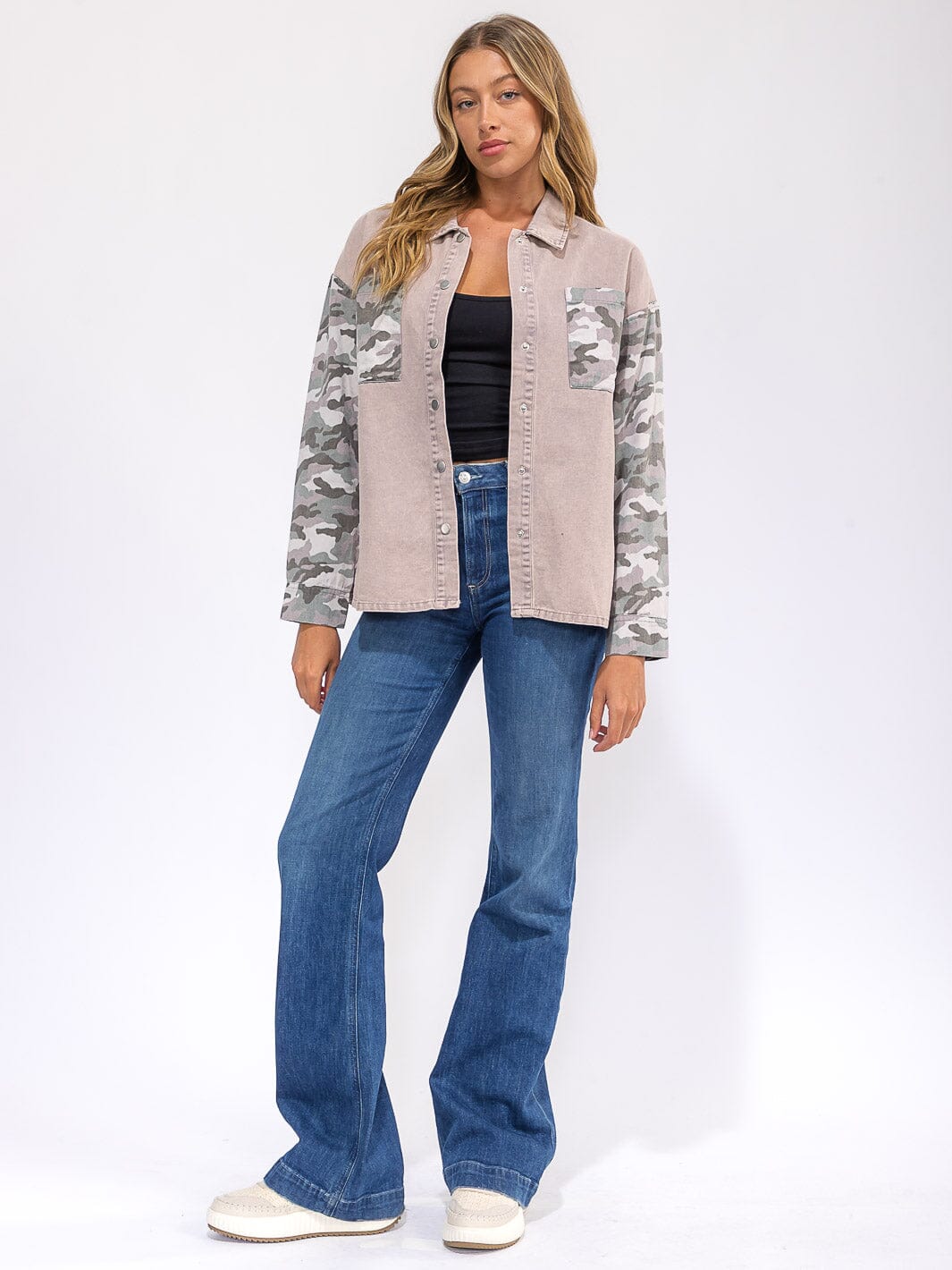 WOMEN'S LONG SLEEVE BUTTON CLOSURE FRONT POCKETS DENIM CAMO SHACKET