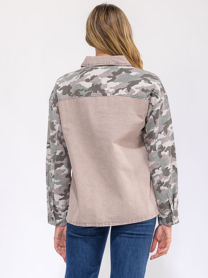 WOMEN'S LONG SLEEVE BUTTON CLOSURE FRONT POCKETS DENIM CAMO SHACKET