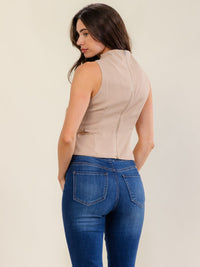 WOMEN'S SLEEVELESS MOCK NECK BUCKLE DETAILED BLOUSE