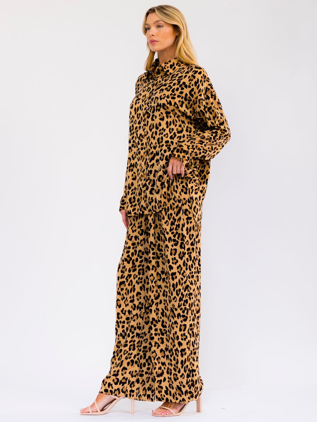 WOMEN'S ELASTIC WAIST BUTTON CLOSURE POCKETS WID LEG ANIMAL PRINT PANTS