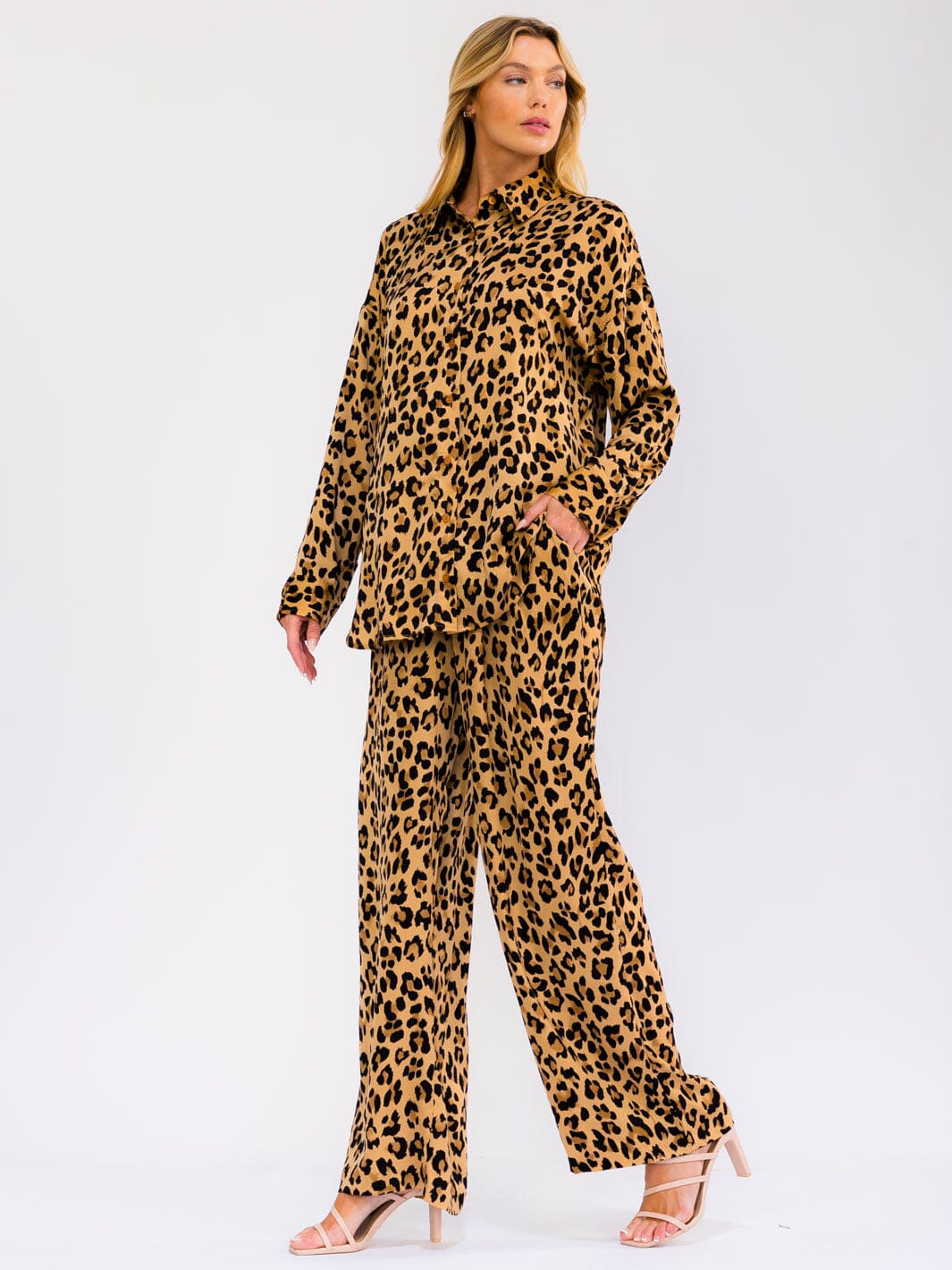WOMEN'S ELASTIC WAIST BUTTON CLOSURE POCKETS WID LEG ANIMAL PRINT PANTS