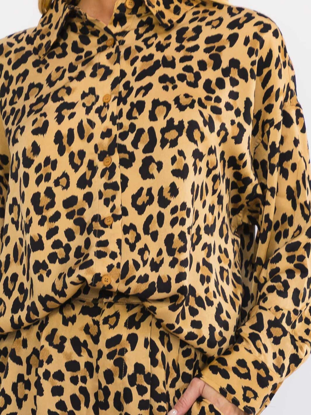 WOMEN'S LONG SLEEVE BUTTON UP HIGH-LOW ANIMAL PRINT SHIRT