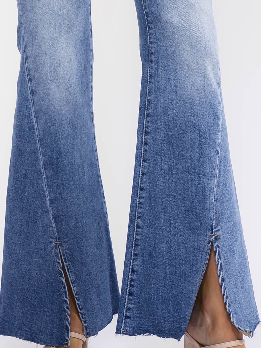 WOMEN'S BUTTON CLOSURE POCKETS BELL LEG WASHED STRETCH DENIM PANTS