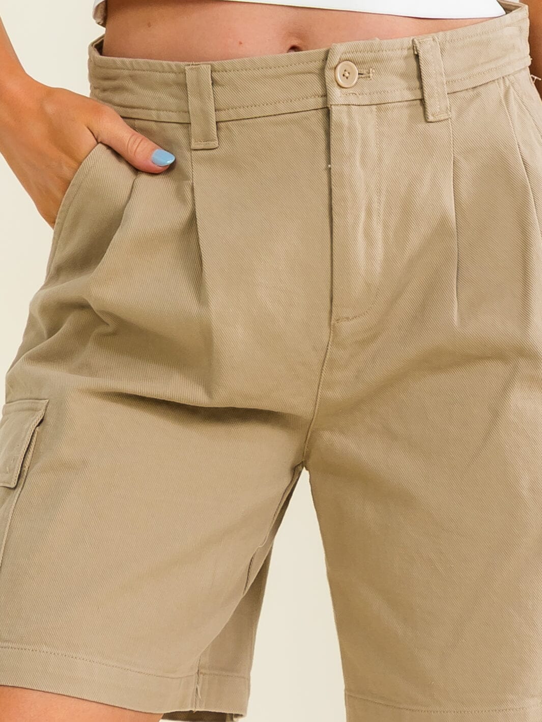WOMEN'S BUTTON CLOSURE CARGO POCKETS DENIM SHORTS