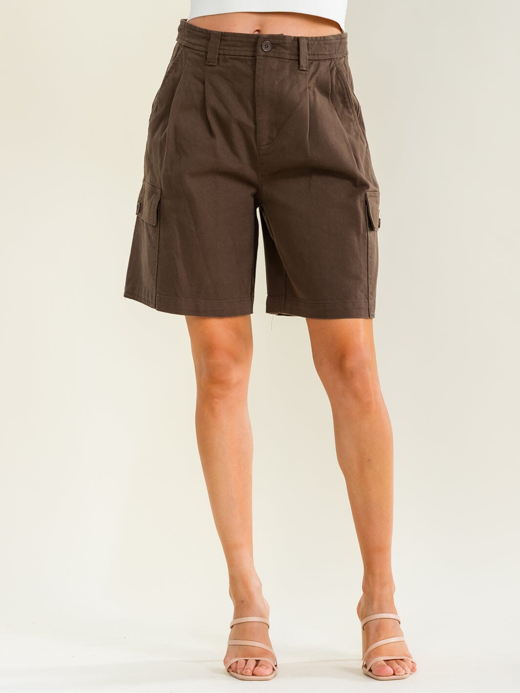WOMEN'S BUTTON CLOSURE CARGO POCKETS DENIM SHORTS