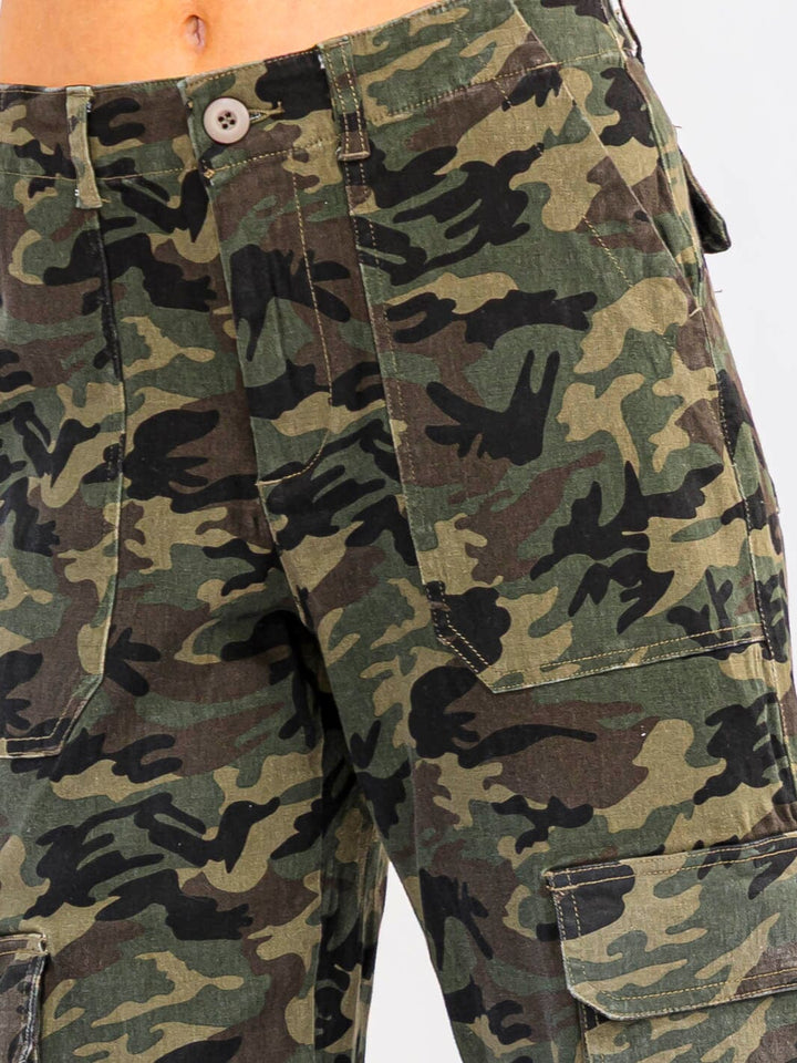 WOMEN'S BUTTON CLOSURE CARGO POCKETS STRAIGHT LEG CAMO PRINT PANTS