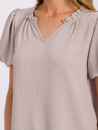 WOMEN'S SHORT PUFF SLEEVE V-NECK DETAILED BLOUSE
