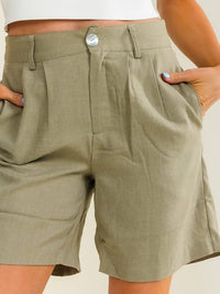 WOMEN'S BUTTON CLOSURE POCKETS SOLID SHORTS