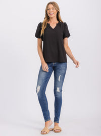 WOMEN'S SHORT PUFF SLEEVE V-NECK DETAILED BLOUSE
