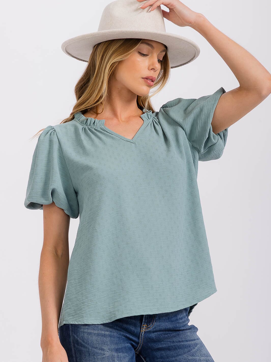 WOMEN'S SHORT PUFF SLEEVE V-NECK DETAILED BLOUSE