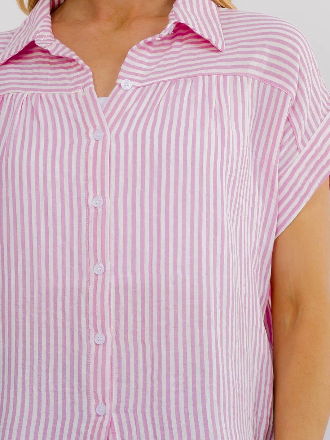 WOMEN'S SHORT SLEEVE BUTTON UP HIGH-LOW STRIPES SHIRT