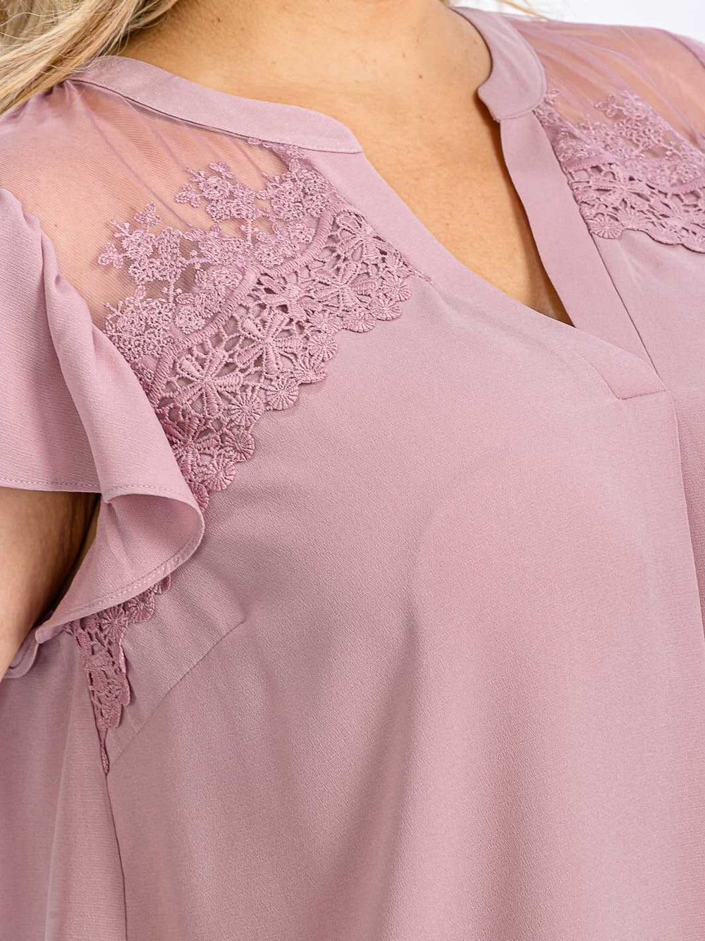 PLUS SIZE SHORT SLEEVE V-NECK CROCHET DETAILED HIGH-LOW BLOUSE