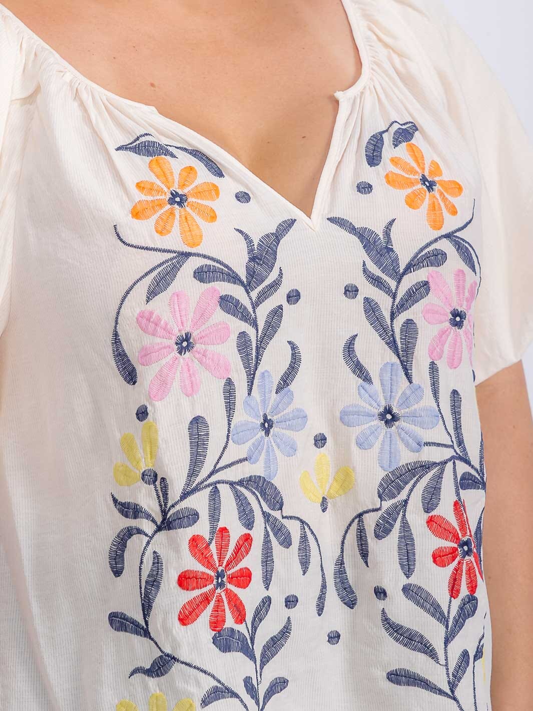 PLUS SIZE SHORT PUFF SLEEVE V-NECK HIGH-LOW EMBROIDERY BLOUSE