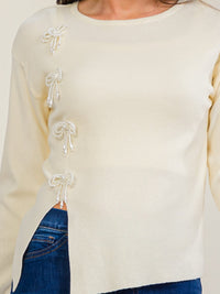 WOMEN'S LONG SLEEVE FRONT SLIT PEARL BOW DETAILED PULLOVER SWEATER