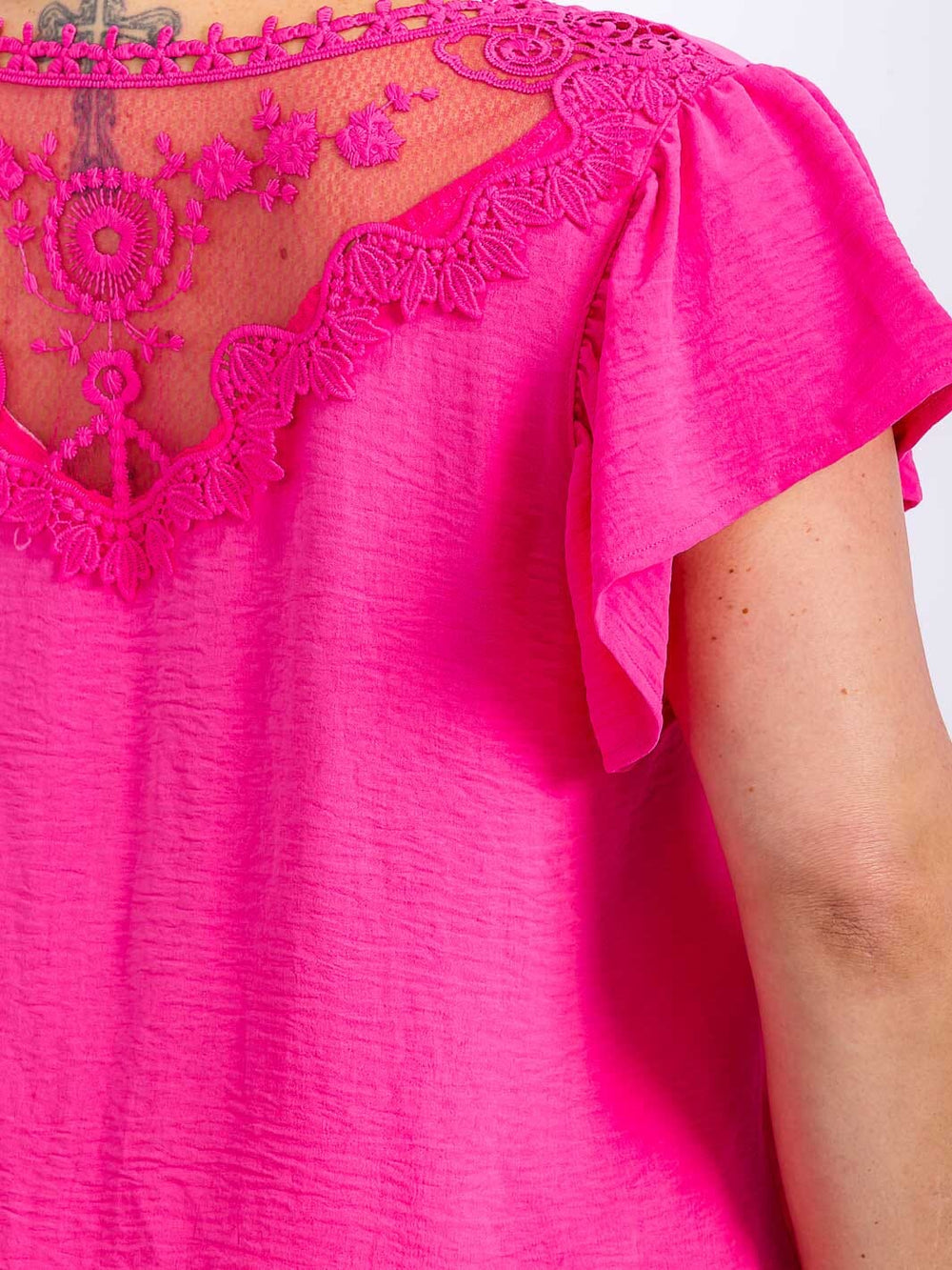 PLUS SIZE SHORT SLEEVE TRIM DETAILED V-NECK BLOUSE