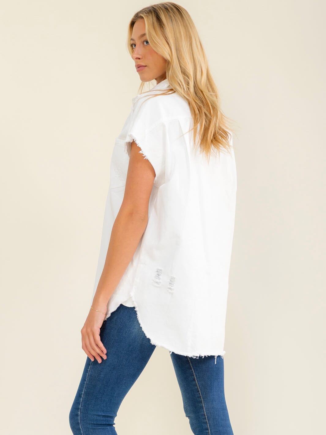 WOMEN'S SHORT SLEEVE BUTTON UP FRONT POCKET HIGH-LOW DISTRESS DENIM SHIRT