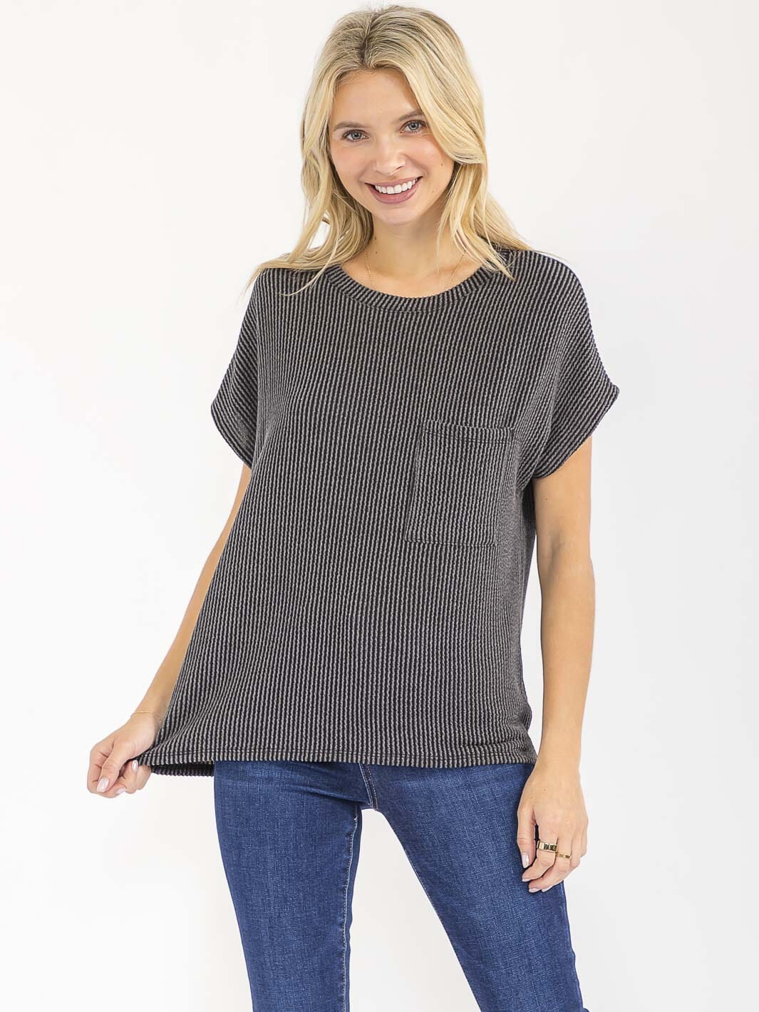 WOMEN'S SHORT SLEEVE FRONT POCKET RIBBED DETAILED BLOUSE