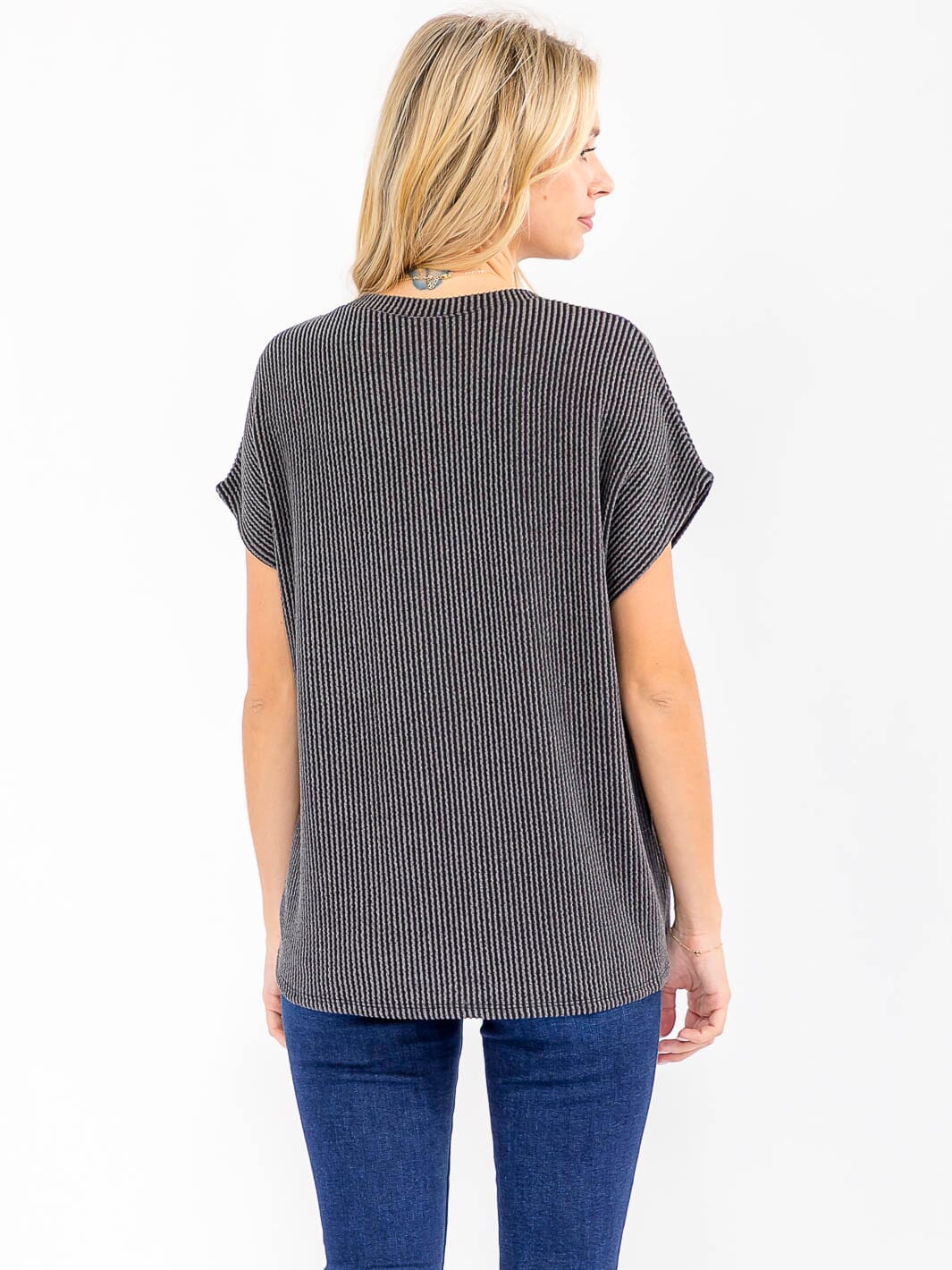 WOMEN'S SHORT SLEEVE FRONT POCKET RIBBED DETAILED BLOUSE