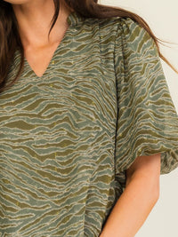 WOMEN'S SHORT PUFF SLEEVE V-NECK ANIMAL PRINT BLOUSE