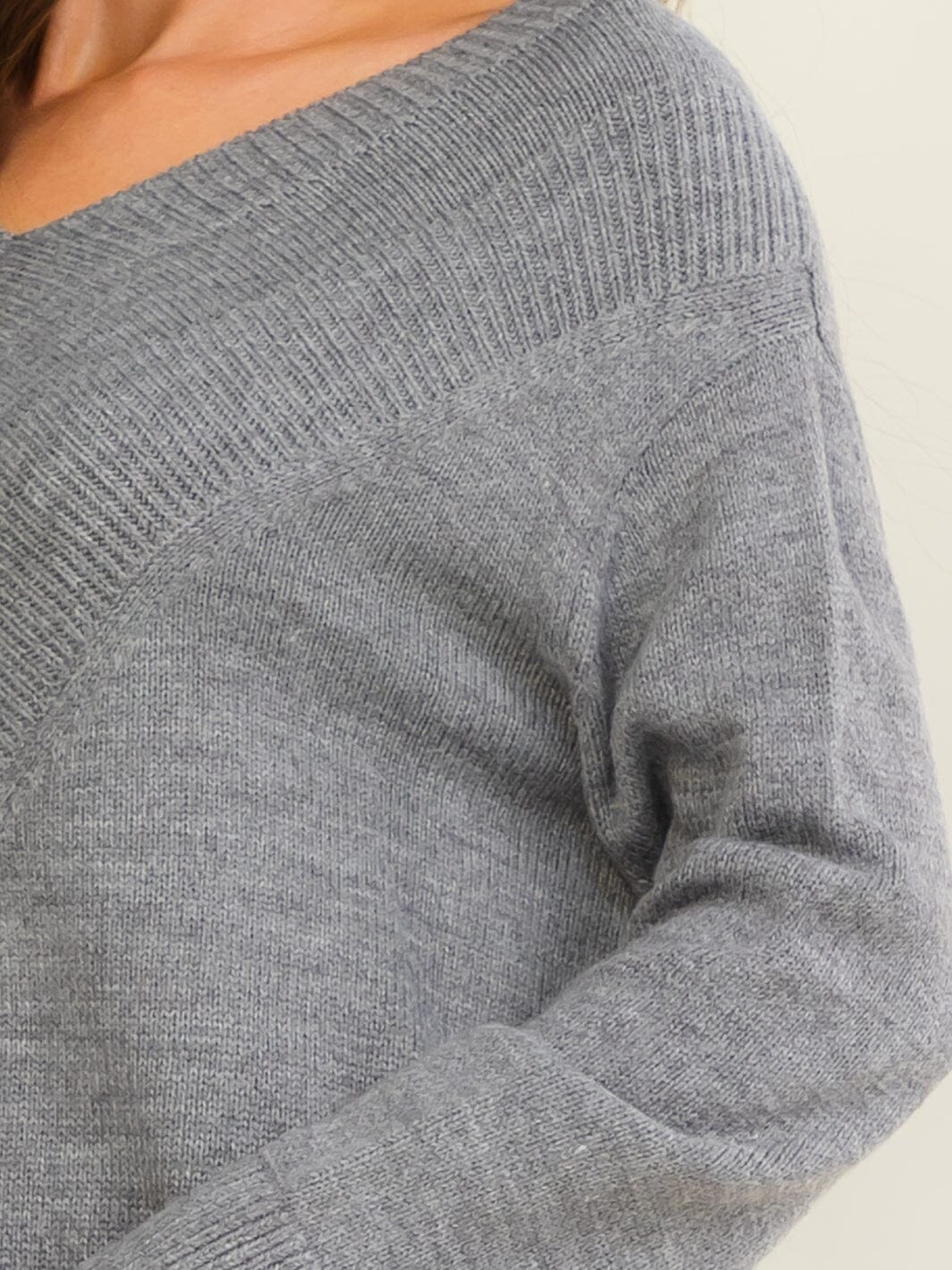 WOMEN'S LONG SLEEVE V-NECK PULLOVER SWEATER