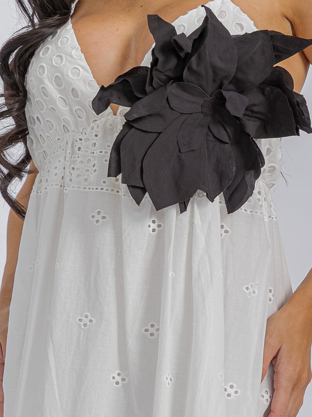 WOMEN'S SLEEVELESS V-NECK OPEN BACK EYELET FLOWER MAXI DRESS