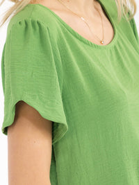 WOMEN'S SHORT DETAILED SLEEVE HIGH-LOW SOLID BLOUSE