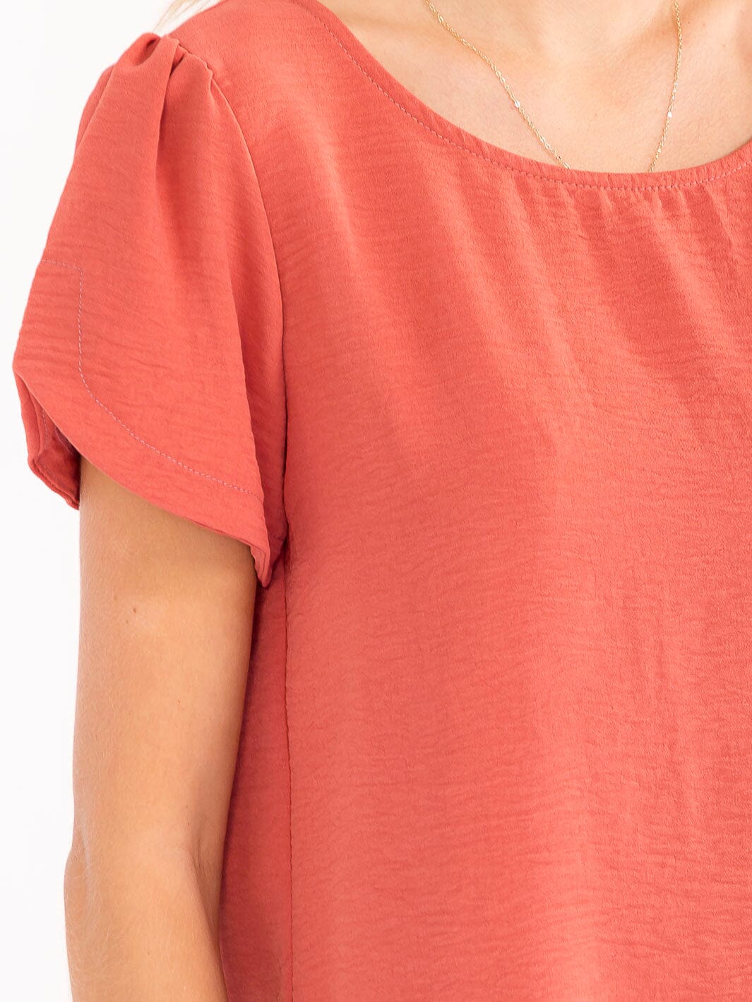 WOMEN'S SHORT DETAILED SLEEVE HIGH-LOW SOLID BLOUSE