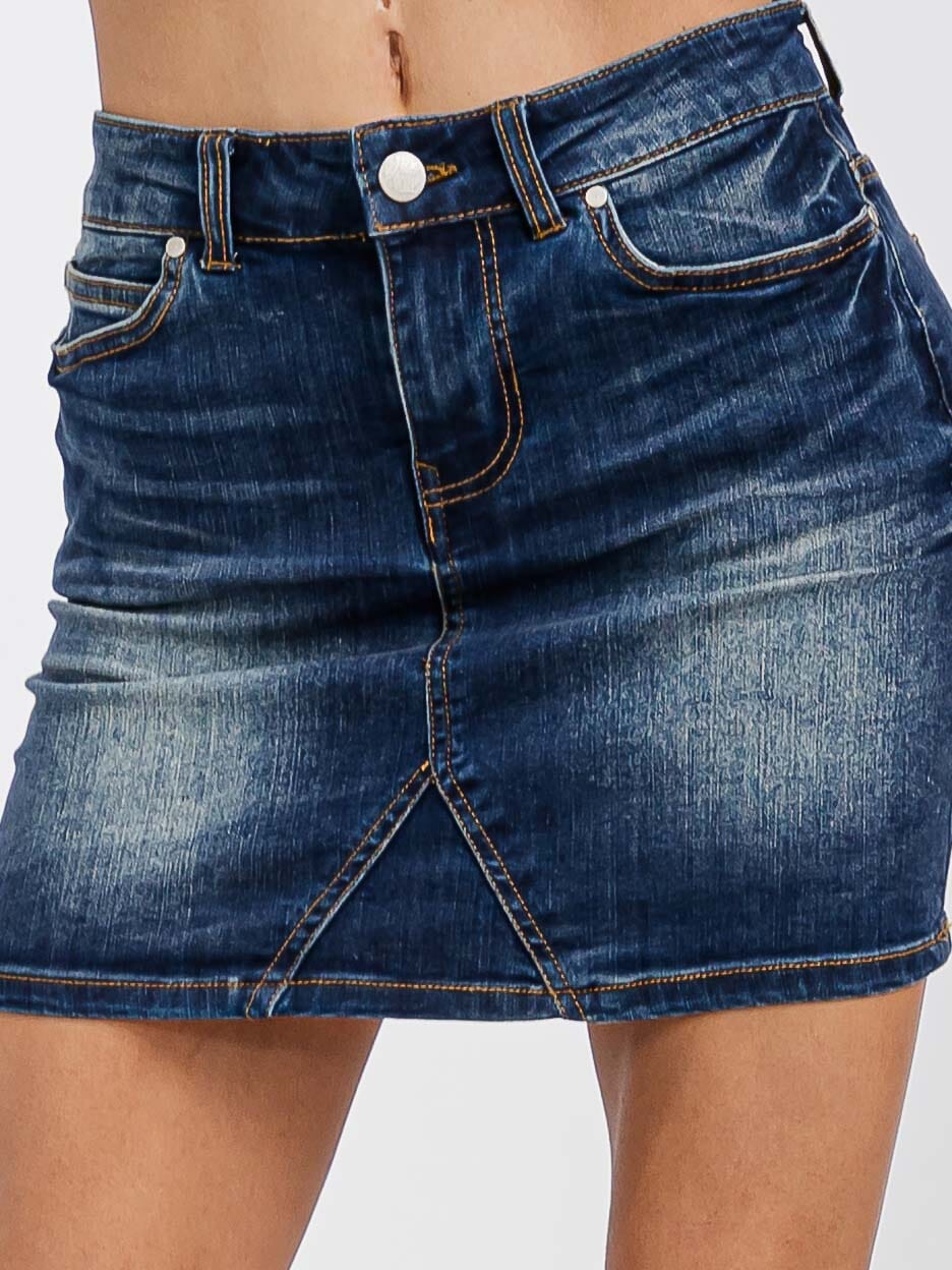 WOMEN'S BUTTON CLOSURE WASHED DENIM MINI SKIRT