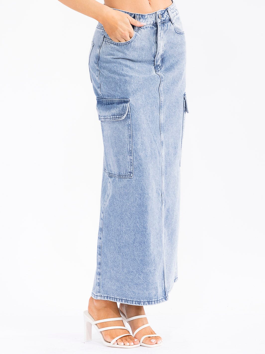 WOMEN'S BUTTON CLOSURE CARGO POCKETS WASHED DENIM MAXI SKIRT