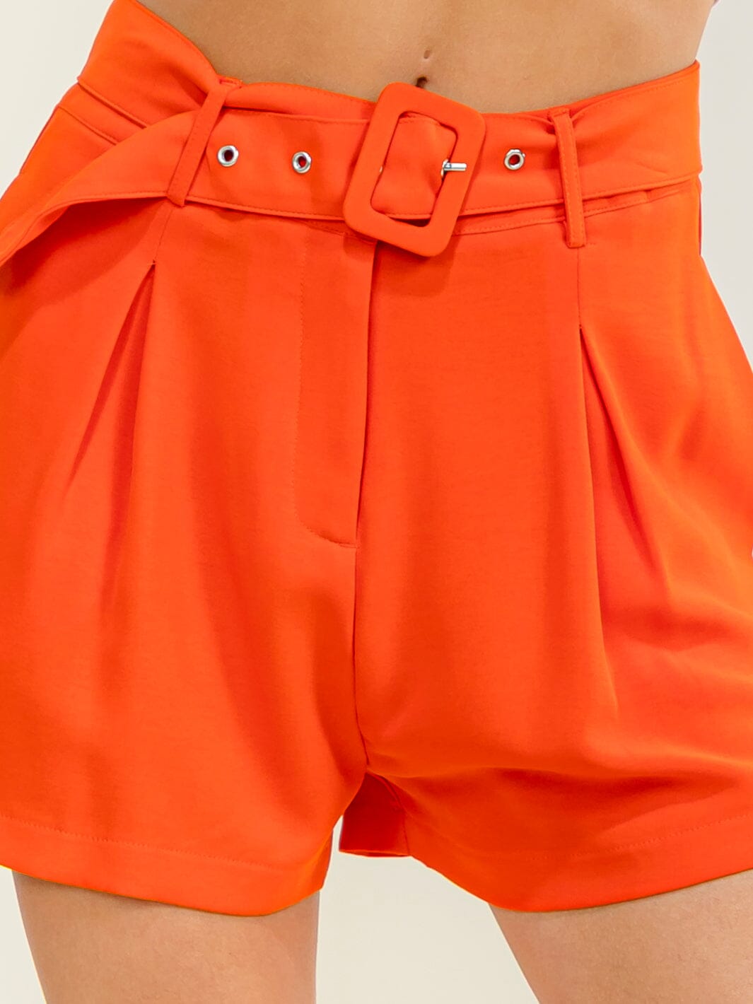 WOMEN'S BUTTON CLOSURE FRONT POCKETS BELTED MINI SHORTS