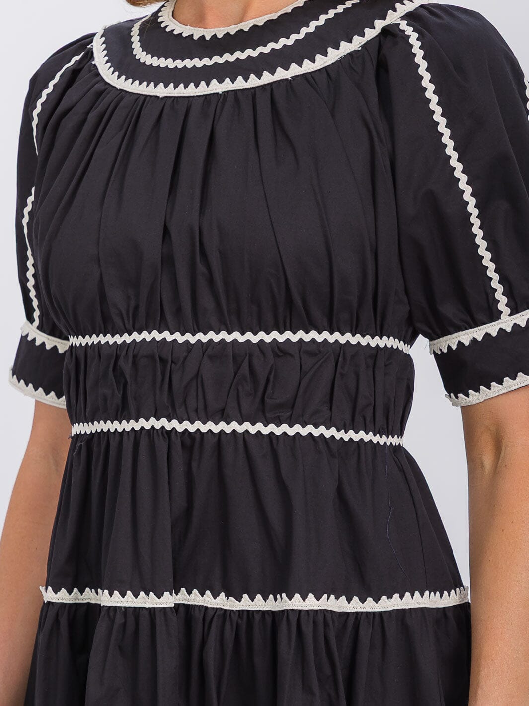WOMEN'S SHORT SLEEVE TRIM DETAILED FIT & FLARE MAXI DRESS