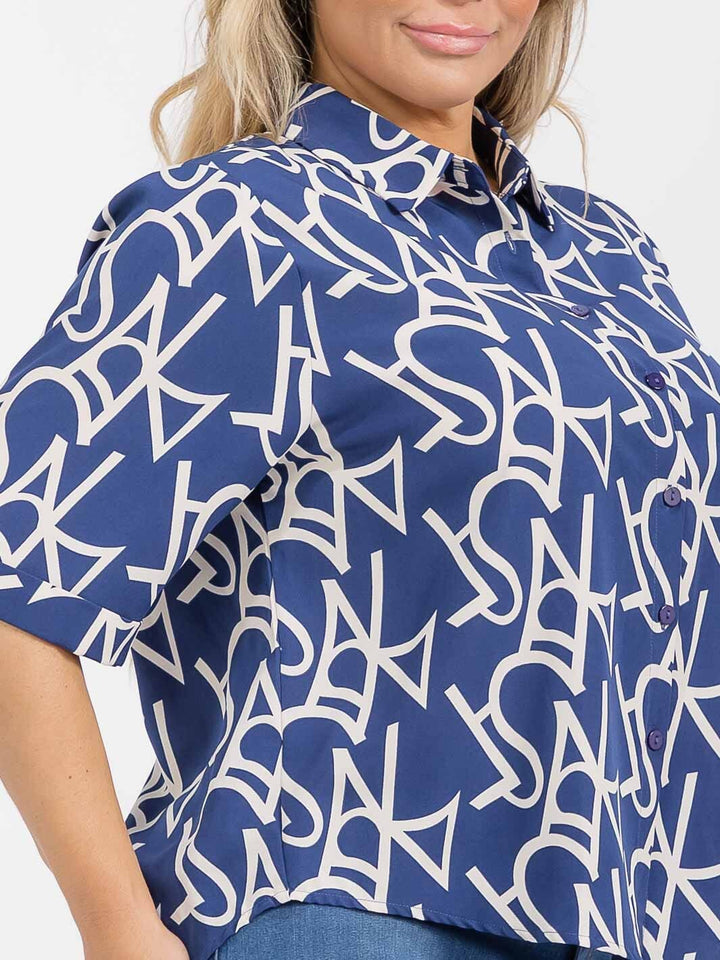 PLUS SIZE SHORT SLEEVE BUTTON UP GRAPHIC HIGH-LOW BLOUSE