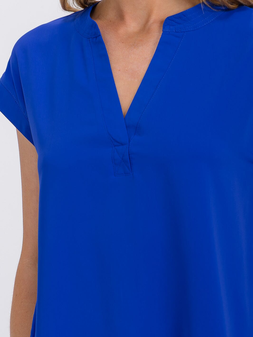 WOMEN'S SHORT SLEEVE V-NECK SOLID BLOUSE