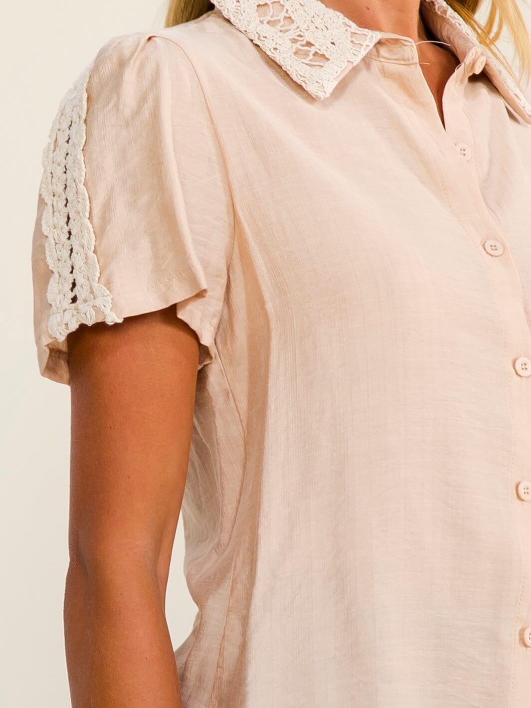 WOMEN'S SHORT SLEEVE BUTTON UP CROCHET DETAILED BLOUSE