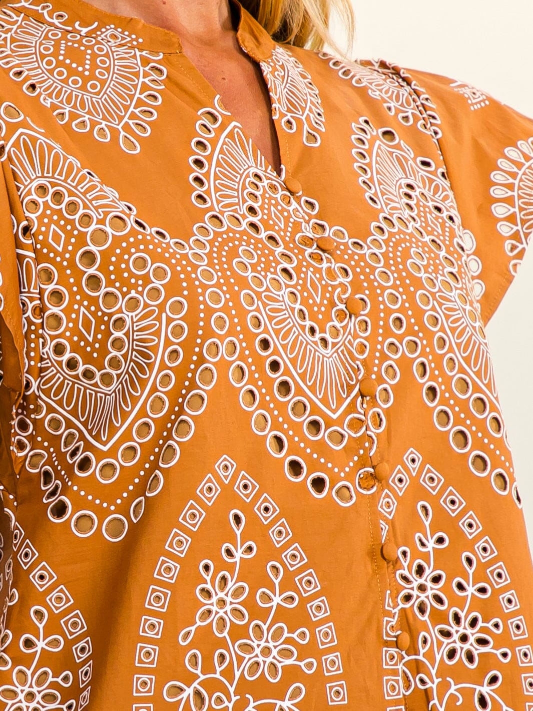 WOMEN'S SHORT SLEEVE BUTTON UP EYELET DETAILED BLOUSE