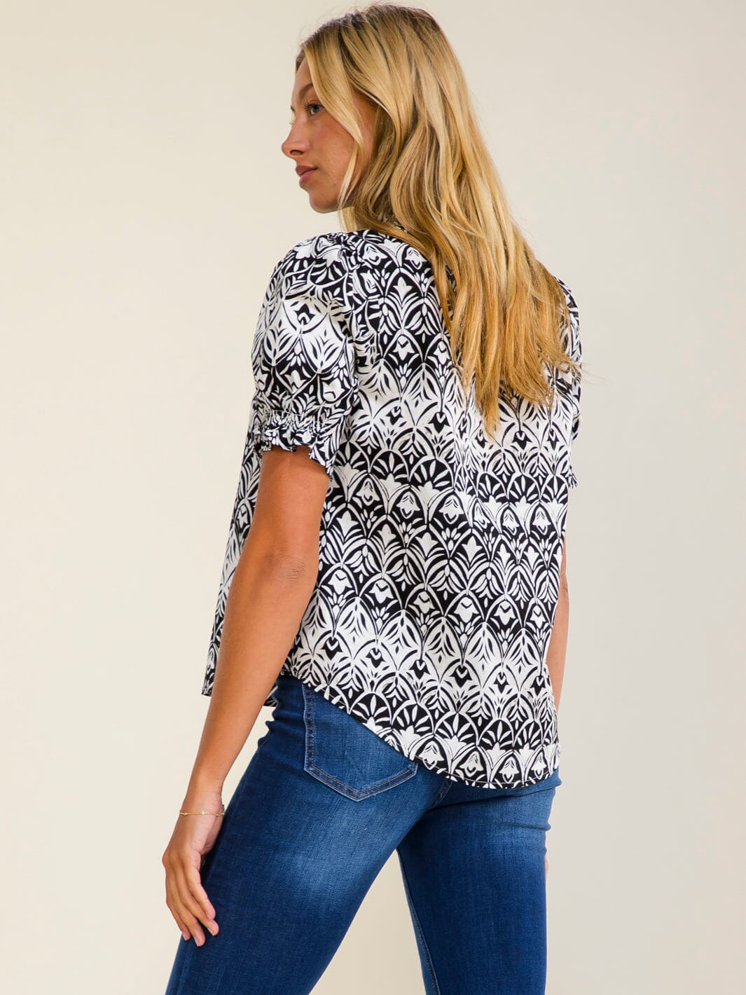 WOMEN'S SHORT SLEEVE V-NECK BUTTON UP FLORAL BLOUSE