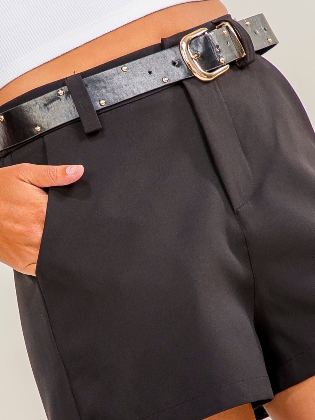 WOMEN'S BUTTON CLOSURE FRONT POCKETS BELTED MINI SHORTS